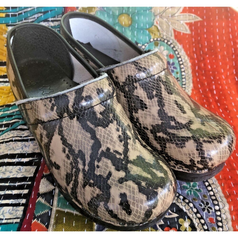 Dansko Women’s Black/Tan Snake Leather Slip Resistant Clogs  sz 38, flaws